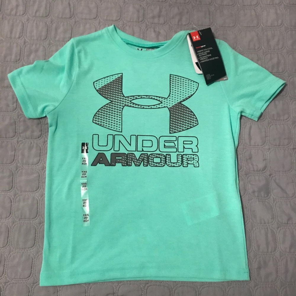 New boys under Armour short sleeve tshirt